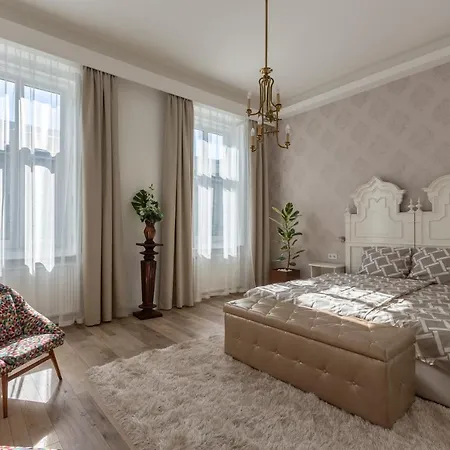 Downtown Elegance By Great Market Hall - 2 Bedrooms, 1 Living Room, 2 Bathrooms, Free Airconditioner, Free Italien Coffee Appartamento *