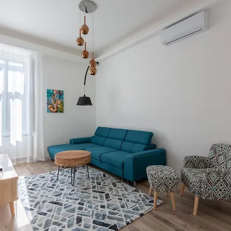 Downtown Elegance By Great Market Hall - 2 Bedrooms, 1 Living Room, 2 Bathrooms, Free Airconditioner, Free Italien Coffee Apartament