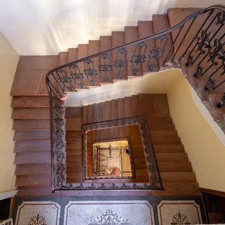 Downtown Elegance By Great Market Hall - 2 Bedrooms, 1 Living Room, 2 Bathrooms, Free Airconditioner, Free Italien Coffee *