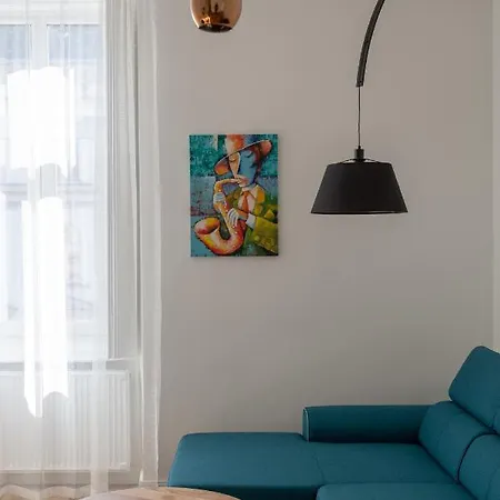 Downtown Elegance By Great Market Hall - 2 Bedrooms, 1 Living Room, 2 Bathrooms, Free Airconditioner, Free Italien Coffee *