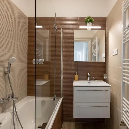 Apartament Downtown Elegance By Great Market Hall - 2 Bedrooms, 1 Living Room, 2 Bathrooms, Free Airconditioner, Free Italien Coffee