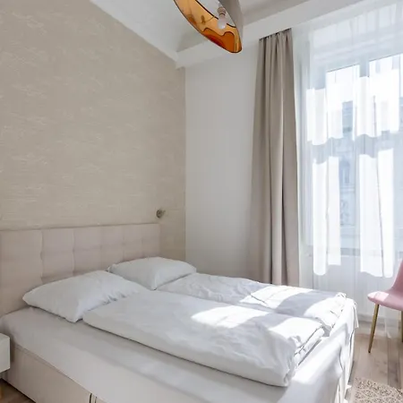 Downtown Elegance By Great Market Hall - 2 Bedrooms, 1 Living Room, 2 Bathrooms, Free Airconditioner, Free Italien Coffee