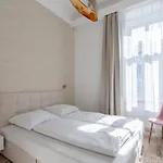 Downtown Elegance By Great Market Hall - 2 Bedrooms, 1 Living Room, 2 Bathrooms, Free Airconditioner, Free Italien Coffee