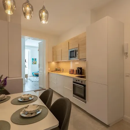 Apartment Downtown Elegance By Great Market Hall - 2 Bedrooms, 1 Living Room, 2 Bathrooms, Free Airconditioner, Free Italien Coffee *