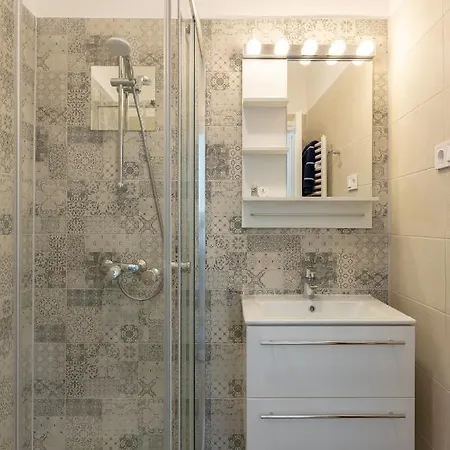 Downtown Elegance By Great Market Hall - 2 Bedrooms, 1 Living Room, 2 Bathrooms, Free Airconditioner, Free Italien Coffee