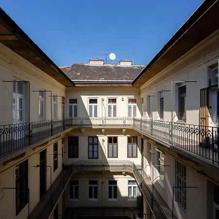 Downtown Elegance By Great Market Hall - 2 Bedrooms, 1 Living Room, 2 Bathrooms, Free Airconditioner, Free Italien Coffee Apartament *