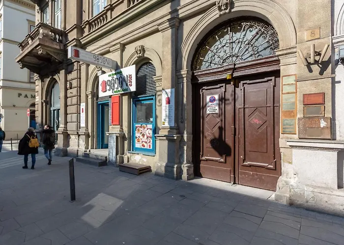 Downtown Elegance By Great Market Hall - 2 Bedrooms, 1 Living Room, 2 Bathrooms, Free Airconditioner, Free Italien Coffee Apartament