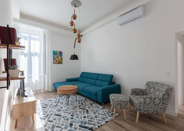 Downtown Elegance By Great Market Hall - 2 Bedrooms, 1 Living Room, 2 Bathrooms, Free Airconditioner, Free Italien Coffee Apartament