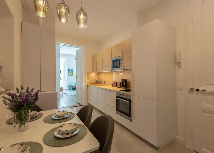 Apartament Downtown Elegance By Great Market Hall - 2 Bedrooms, 1 Living Room, 2 Bathrooms, Free Airconditioner, Free Italien Coffee *
