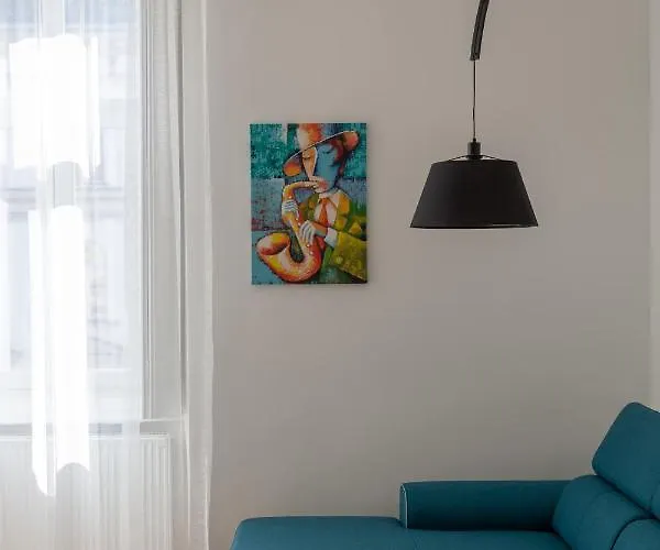 Downtown Elegance By Great Market Hall - 2 Bedrooms, 1 Living Room, 2 Bathrooms, Free Airconditioner, Free Italien Coffee *