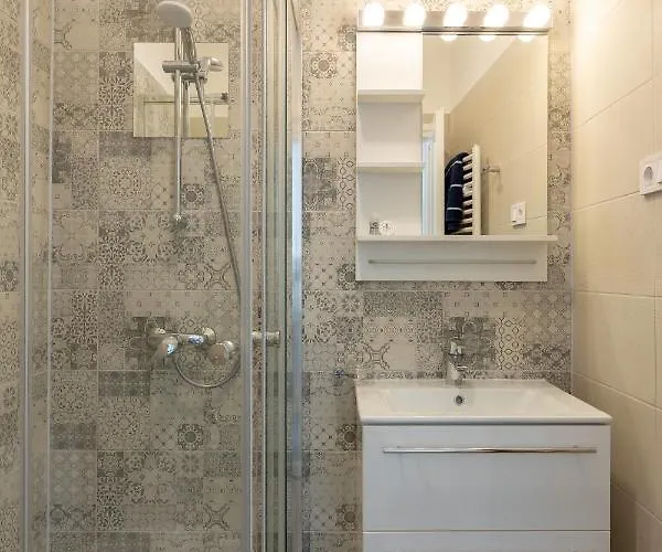 Downtown Elegance By Great Market Hall - 2 Bedrooms, 1 Living Room, 2 Bathrooms, Free Airconditioner, Free Italien Coffee