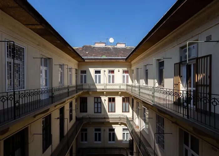 Downtown Elegance By Great Market Hall - 2 Bedrooms, 1 Living Room, 2 Bathrooms, Free Airconditioner, Free Italien Coffee Apartament *