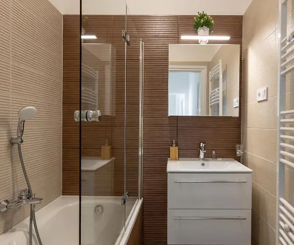 Apartament Downtown Elegance By Great Market Hall - 2 Bedrooms, 1 Living Room, 2 Bathrooms, Free Airconditioner, Free Italien Coffee