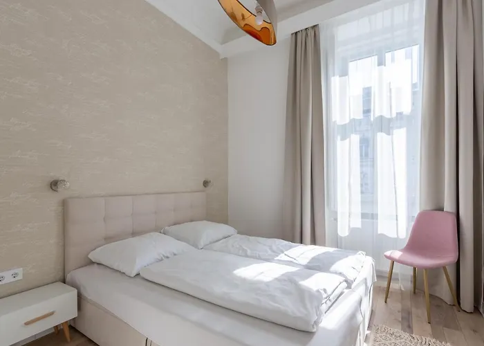Downtown Elegance By Great Market Hall - 2 Bedrooms, 1 Living Room, 2 Bathrooms, Free Airconditioner, Free Italien Coffee