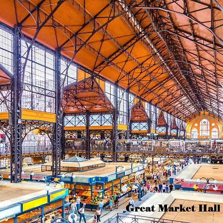 Downtown Elegance By Great Market Hall - 2 Bedrooms, 1 Living Room, 2 Bathrooms, Free Airconditioner, Free Italien Coffee